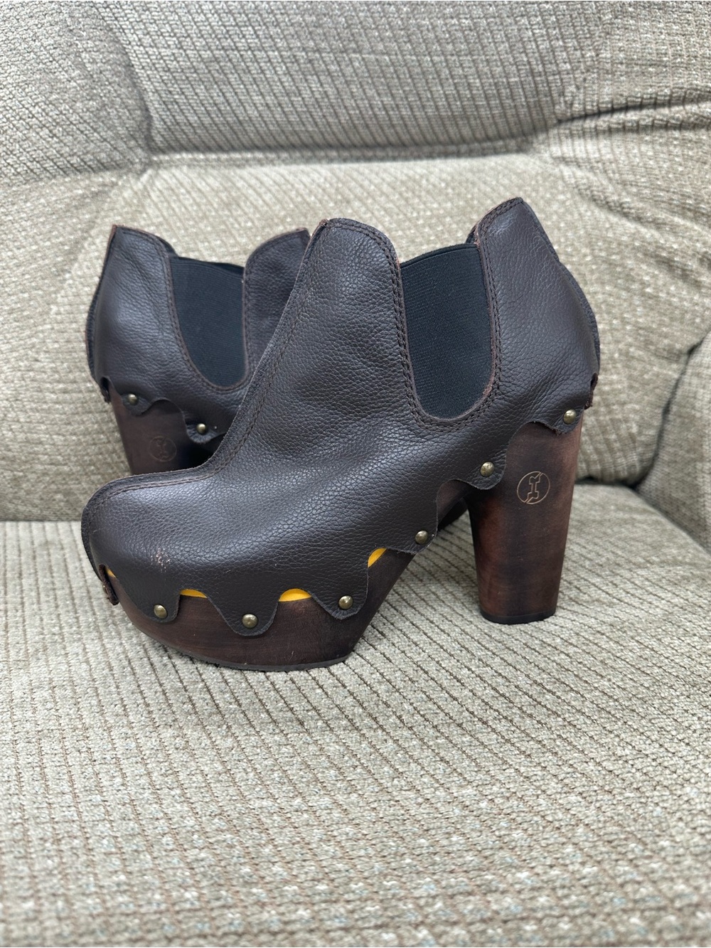 Flogg Brown Leather Platform Clog Heels Women size 9 wooden bottoms booties